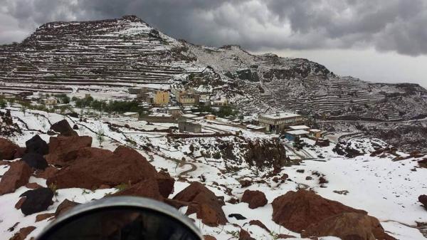 هذه الصورة في اليمن .. صورة تظهر جمال الطبيعة اليمنية الخلابة، منطقة كاملة بيضاء بعد سقوط الثلوج (المكان)