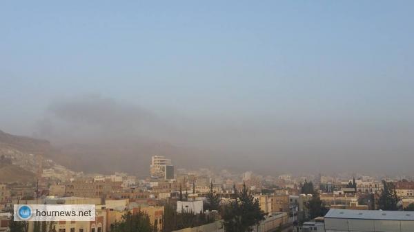 بالصور: تصاعد الدخان من مجموعة ألوية الصواريخ بعد قصفه من قبل السعودية وتحالفها، وأصوات الأنفجارات تتوالي