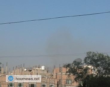 بالصور: تصاعد الدخان من مجموعة ألوية الصواريخ بعد قصفه من قبل السعودية وتحالفها، وأصوات الأنفجارات تتوالي