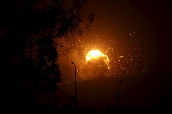 سكان: 37 قتيلا في ضربة جوية دمرت مصنعا باليمن 