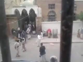 فيديو: عندما فوجئ المصلون بفرض خطيب حوثي بالقوة عليها .. شاهد ردة فعلهم ؟؟