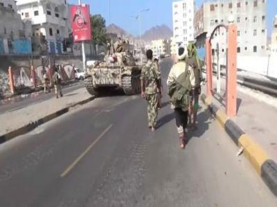 الحوثيون يسيطرون على المنزل الشخصي لهادي بعدن ويرفعون "الصرخة" على بوابته