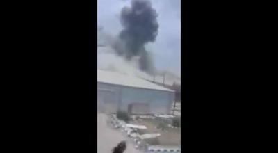 شاهد بالفيديو: لحظات قصف طائرات #عاصفة_الحزم وزارة الاتصالات باليمن