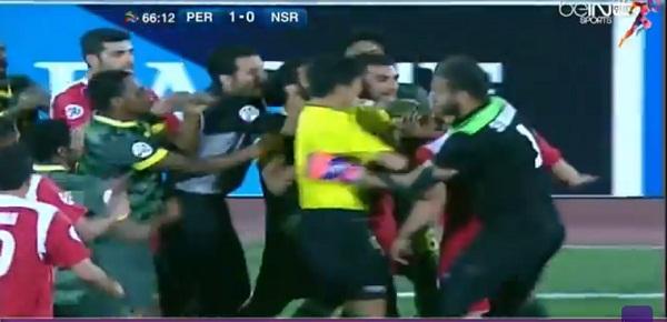 شاهد بالفيديو.. اشتباكات بالأيدي بين فريقين إيراني وآخر سعودي بسبب «اليمن»