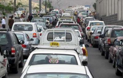 مسلحو الحوثي يطلقون النار لتفريق محتجين بصنعاء يطالبون بتوفير الوقود