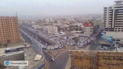 الصورة لطابور سيارات بالعاصمة صنعاء بانتظار تعبئة البنزين من المحطة الرسمية