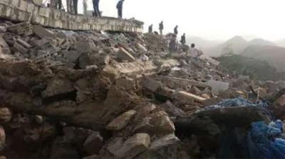 الحوثيون يفجرون منزل الشيخ حمود البرح في القفر (صورة)