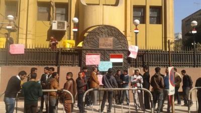 التوصل الى حل ينهي مشكلة اليمنيين العالقين بدول اجنبية