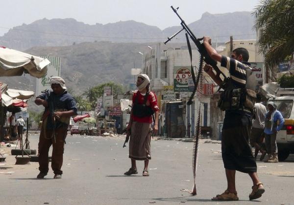 حرب شوارع في عدَن ومقتل 30 بينهم 11 من الحوثيين في مواجهات مع اللجان، وسقوط مواقع للجيش بشبوة