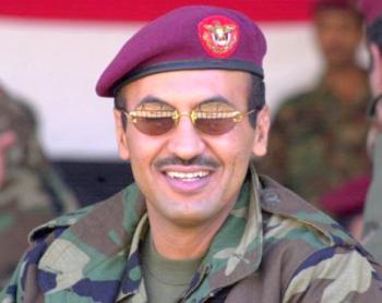 أحمد علي... شخصيّة خجولة دخلت المؤسسة العسكريّة بقناعة الأب: نجل الرئيس صالح.. فنّ الرقص على الثعابين ليس كما صوره والده 