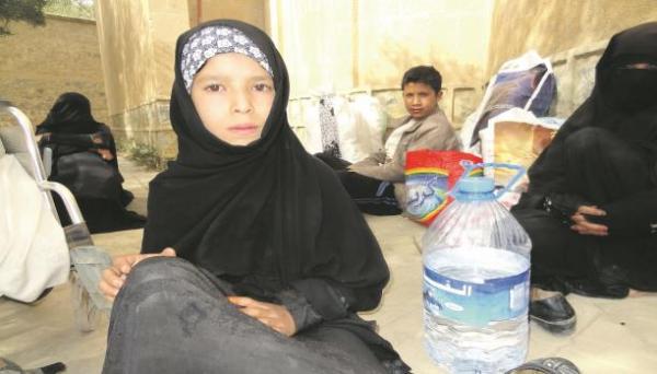 يمنييون نازحون في العراء