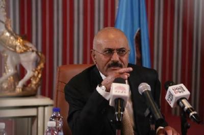 قيادي مؤتمري يكشف عن مبادرة صالح، وحقيقة رغبته بمغادرة اليمن
