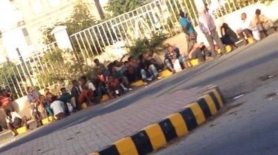 مئات الصوماليين والأفارقة يهربون من مخيماتهم أمام الجوازات إلى أمام الرئاسة رغم خطورة المكان (تفاصيل)