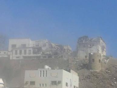 التحالف يدمر منزل البيض بمعاشيق عدن وأنباء عن مقتل كل من داخله (صورة)