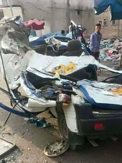 بالصور: دبابة تابعة للحوثي تدهس سيارة مع من بداخلها، وتحولهم إلى ركام