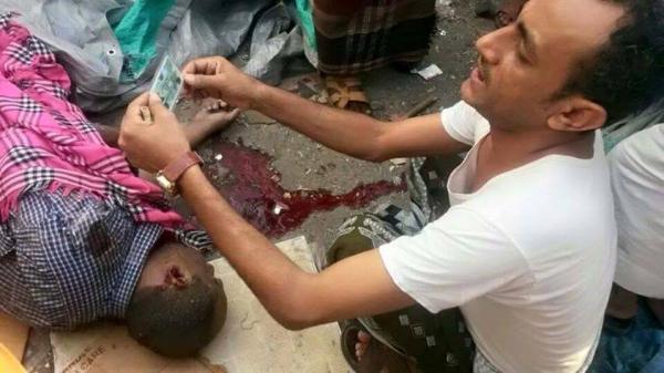 بالصور: دبابة تابعة للحوثي تدهس سيارة مع من بداخلها، وتحولهم إلى ركام
