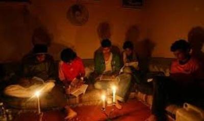 أسبوع بلا كهرباء يعيد اليمنيين إلى زمن “المذياع”