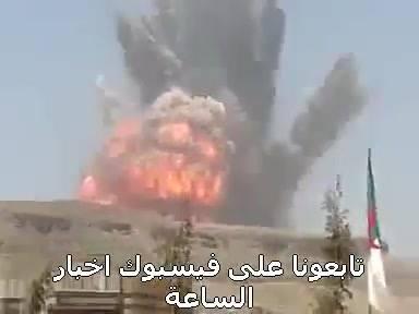شاهد فيديو لحظة الانفجار الهائل الذي هز صنعاء اليوم، وصراخه لأهل منزله أن لا يخافو ونسى نفسه، والنتيجة!!
