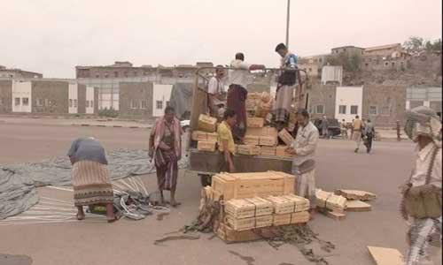 قائد المنطقة العسكرية الرابعة يعترف: بعض شحنات الأسلحة السعودية استولى عليها اللصوص في عدن