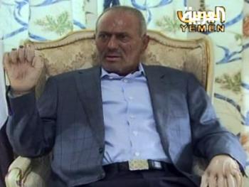 ظهر بصحة جيدة ويحرك يديه: الرئيس علي عبدالله صالح يستقبل مستشار الرئيس الأمريكي لشؤون الإرهاب، وشباب الساحة يبدؤون برنامج الحسم الثوري