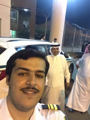 الفنان محمد عبده يصل إلى منفذ الطوال  على الحدود اليمنية لاستقبال شقيقته اليمنية وأولادها