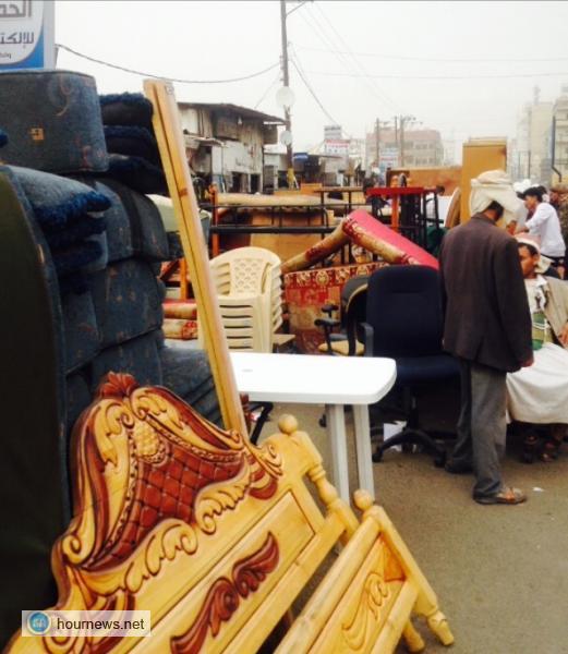 شوارع صنعاء تتحول الى اسواق لبيع الاثاث، بأبخس الأثمان، وصدمة للأهالي بعد نزوحهم