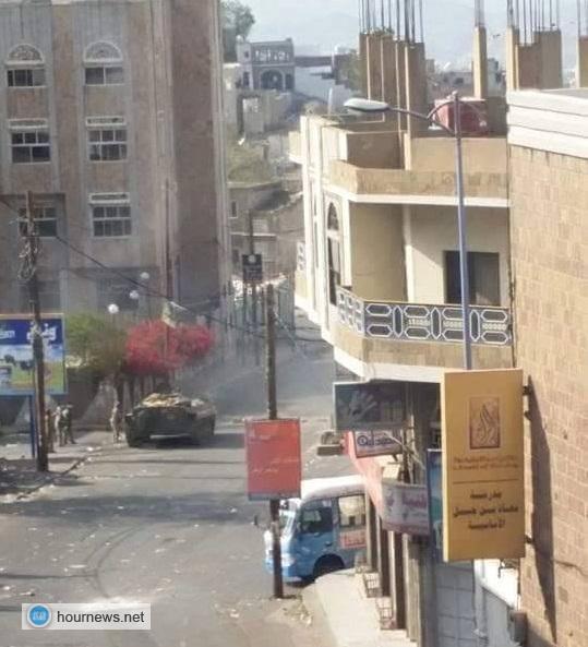 مواجهات عنيفة بين المقاومة ومسلحي الحوثي بشارع الأربعين في تعز