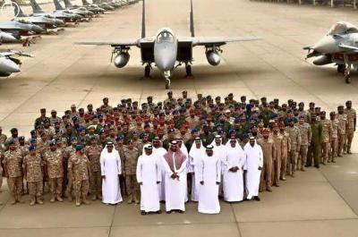 شاهد بالفيديو: الخليجيون يستعرضون قوتهم الجوية، ويأخذون صوراً تذكارية بجانبها