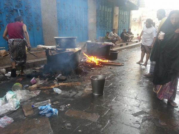 بالصور: شاب يروي الوضع الإنساني في عدن، وكيف استطاع الخروج من منطقة "كريتر"