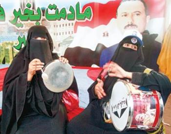 أنصار صالح يحتفلون بذكرى توليه الحكم والثوار يتظاهرون بالملايين
