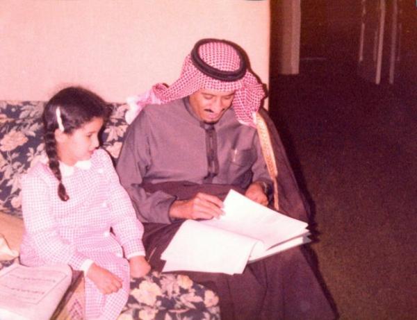 صورة نادرة للملك سلمان مع ابنته الأميرة حصة تكشف عنه