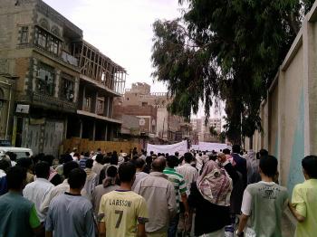 هتفوا "يا منصة يا منصة مكنتونا برع ورقصة" تظاهرة حاشدة لأصحاب المحلات والبيوت المتضررين من الاعتصامات في ساحة التغيير