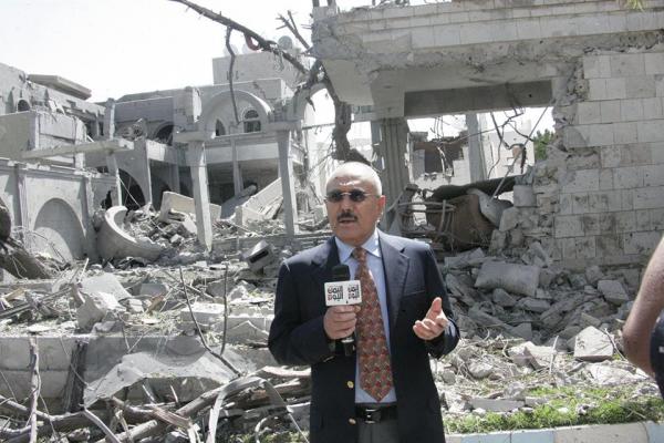صورة نشرها صالح في صفحته، من امام منزله الذي استهدفه طيران التحالف صورة نشرها صالح في صفحته، من امام منزله الذي استهدفه طيران التحالف