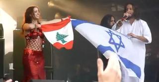 راقصة لبنانيَّة ومغني إسرائيلي يثيران زوبعةً "سياسيَّةً" كبرى بعد ظهورهما في حفل موسيقي بفرنسا وهما يستعرضان أعلام بلديهما 
