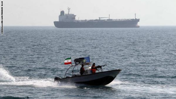 مسؤول أمريكي يكشف: 5 سفن إيرانية تطلق أعيره نارية تحذيرية فوق سفينة شحن تحمل علم سنغافورة بالخليج