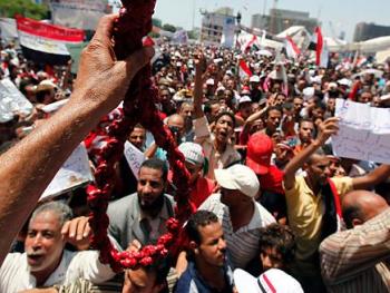 سقوط 150 مصاباً في اشتباكات بالأسلحة البيضاء في العاصمة المصرية وحركة 6 أبريل تشكك في أن يكون "المعتدون" مؤيدين للمجلس العسكري