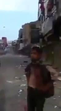 شاهد فيديو: حجم الدمار الذي تعرضت له منطقة حوض الأشراف بقلب مدينة تعز يوم امس جراء القصف