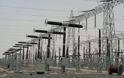 الفرق الهندسية تبدأ بإصلاح خطوط الكهرباء، ومسئول يكشف موقع تشغيلها