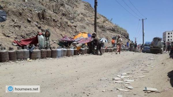 صورة من طابور الرجال على محطة المفزر بجوار جسر مذبح قبل ايام.