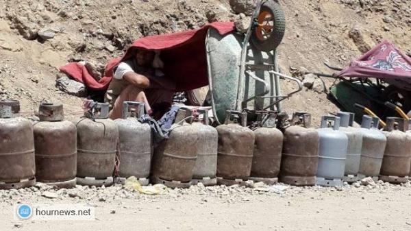 عدسة اخبار الساعة تلتقط معاناة الناس في طوابير طويلة للحصول على الغاز المنزلي جولة مصورة عدسة اخبار الساعة تلتقط معاناة الناس في طوابير طويلة للحصول على الغاز المنزلي جولة مصورة