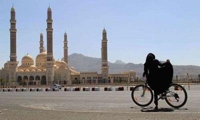 نساء يمنيات يقودن دراجات هوائية بصنعاء "صورة"