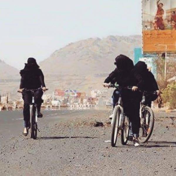 شاهد (خمس صور) لنساء يمنييات يقمن بقيادة الدراجات الهوائية بصنعاء، بسبب غياب المشتقات النفطية