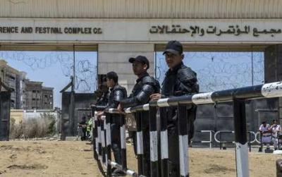 الشيخين القرني والعريفي يتحدثان عن الاحكام القضائية بمصر، والقرني يحذر من انفجار بمصر لا يبقى ولا يذر