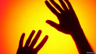 قرصان هواتف نقالة يسرق جميع ما بداخل هاتفك بمجرد لمسه بيده (ماذا يستعمل؟)