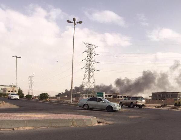 بالصورة: الحوثييون يقصفون مقر "قيادة قوة نجران" بالصواريخ، والدخان يتصاعد