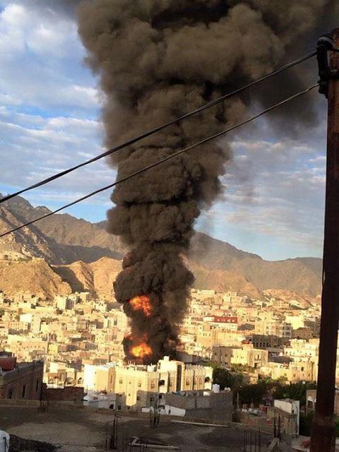 انفجار قاطرة بترول في تعز يوقع كارثة انسانية مروعة وتفحم اكثر من 30 جثة (صور)