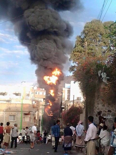 انفجار قاطرة بترول في تعز يوقع كارثة انسانية مروعة وتفحم اكثر من 30 جثة (صور)