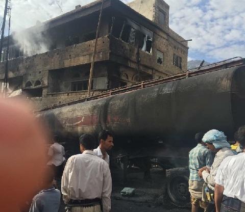 انفجار قاطرة بترول في تعز يوقع كارثة انسانية مروعة وتفحم اكثر من 30 جثة (صور)