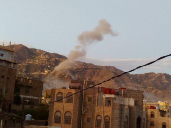 الطيران يشن غارات عنيفة على موقع العروس ومنتزه الشيخ زايد بتعز (صورة)