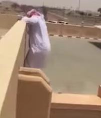 بالفيديو: سقوط طالب من أعلى سور المدرسة بالسعودية
